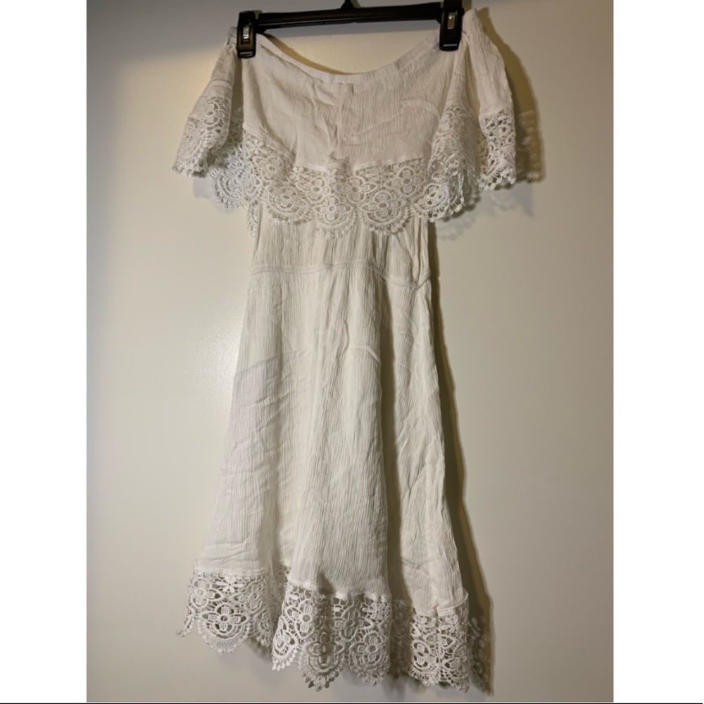 Charlotte Russe Off the Shoulder Floral Edge Dress 
XSmall (fits S) 
white